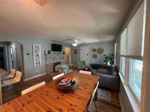 Galería fotográfica de Updated Home Steps to Daytona Beach en Daytona Beach 21 fotos más