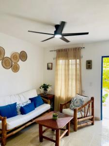 un salon avec un canapé et un ventilateur de plafond dans l'établissement Casa acogedora en Bavaro, Ciudad del Sol, à Punta Cana