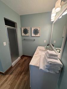 Ένα ή περισσότερα κρεβάτια σε δωμάτιο στο Updated Home Steps to Daytona Beach +21 φωτογραφίες