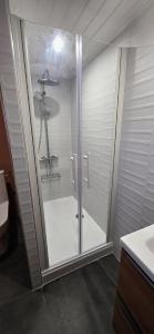 Koupelna v ubytování Lodge-Sagne une ferme rénovée au cœur du Cantal à proximité de la station de ski du Lioran