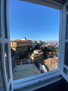 Hotel Boutique Casa Vander في فالبارايسو: منظر للمدينة من النافذة