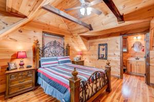 ein Schlafzimmer mit einem Bett und einer Holzdecke in der Unterkunft 1 Awesome Skyview in Vilas