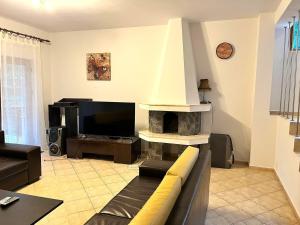 TV a/nebo společenská místnost v ubytování 5th Forest Villa – Family Retreat, Garden & BBQ