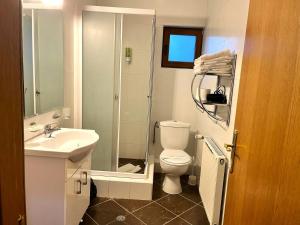 Koupelna v ubytování 5th Forest Villa – Family Retreat, Garden & BBQ + 38 fotografií