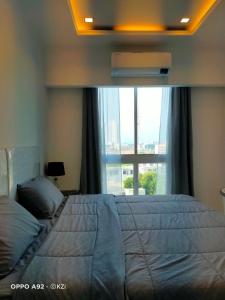 Postel nebo postele na pokoji v ubytování The Empire Tower Pattaya KZi820