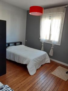 En eller flere senge i et værelse på Beau studio rénové proche gare - 6