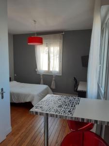 En eller flere senge i et værelse på Beau studio rénové proche gare - 6