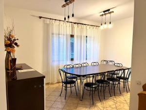 Fotografie z fotogalerie ubytování 5th Forest Villa – Family Retreat, Garden & BBQ v destinaci Predeal