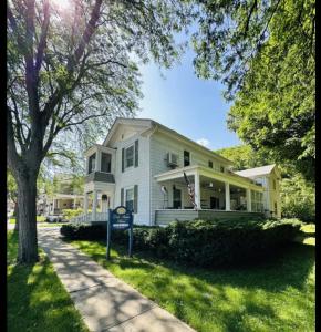 哈蒙兹波特Gulf Stream House - Hammondsport Getaway Apartment Unit 11的一座白色的房子，前面有一块牌子