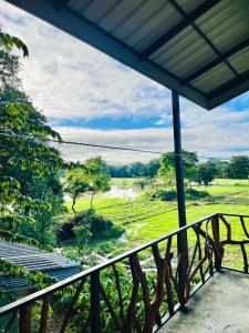 balcón con vistas a un campo en Dimuthu Green Villa, en Sigiriya