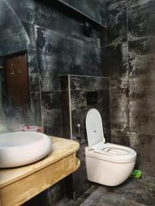 un baño con inodoro y lavabo en Vg paradise, en Covelong