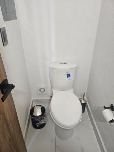 Koupelna v ubytování DAGA House Pool table, pool and air conditioning