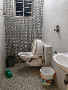 un baño con inodoro y lavabo en Vg paradise, en Covelong 8 fotos más