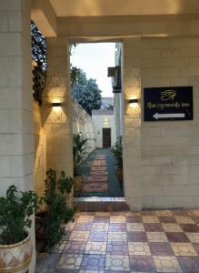 Un pasillo de un edificio con un cartel en él. en Hur Pyramids Inn, an Mabit Stays, en El Cairo