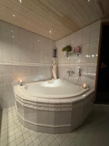 Ένα μπάνιο στο Luxury apartment on the riverside In Rovaniemi