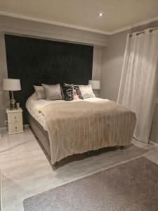 En eller flere senge i et værelse på Luxury apartment on the riverside In Rovaniemi