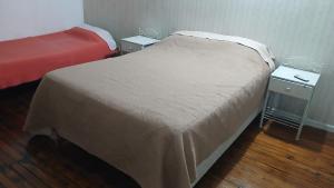 2 posti letto in una stanza con due tavoli di Blue house St a Buenos Aires