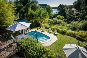 Y qué sea lo que sea في Balneario Ipora: منظر علوي لحوض سباحة مع مظلات