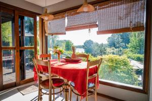 Y qué sea lo que sea في Balneario Ipora: طاولة طعام مع طاولة قماش وكراسي حمراء