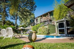 Y qué sea lo que sea في Balneario Ipora: منزل به مسبح وبه كراسي ومبنى