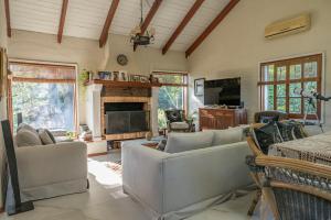 Y qué sea lo que sea في Balneario Ipora: غرفة معيشة مع كنب ومدفأة