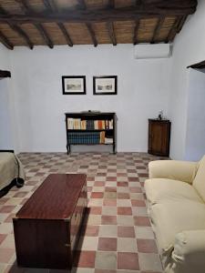 un salon avec un canapé et une table dans l'établissement Foresteria di Villa Carboni, à Cagliari 8 autres photos
