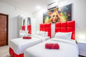 twee bedden in een kamer met een schilderij aan de muur bij Luxury minimalist villa The Toy in Kerobokan