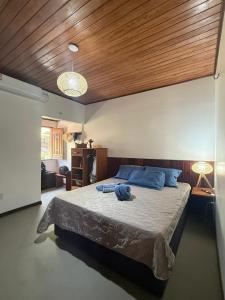 ein Schlafzimmer mit einem Bett, auf dem ein Stofftier liegt in der Unterkunft Casa Atina - Atins in Atins