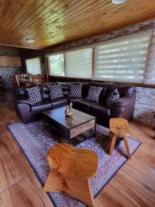 un soggiorno con un divano e un tavolino da caffè di Centro Turístico Mayu Wasi a Los Angeles