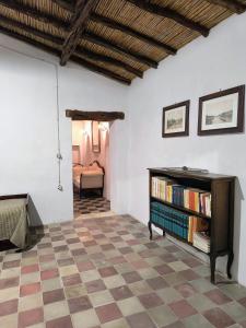 - un salon avec une étagère et un canapé dans l'établissement Foresteria di Villa Carboni, à Cagliari