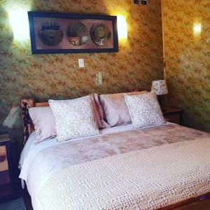 una camera da letto con un letto in una stanza di Centro Turístico Mayu Wasi a Los Angeles