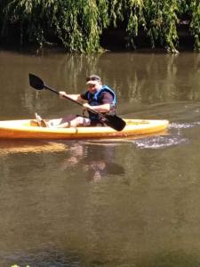 Un uomo sta remando su un kayak su un fiume di Centro Turístico Mayu Wasi a Los Angeles