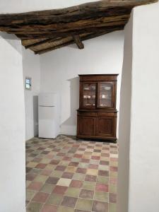 Il comprend une cuisine dotée d'un meuble en bois et de carrelage. dans l'établissement Foresteria di Villa Carboni, à Cagliari