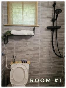 a bathroom with a toilet and a shower at סיאסטה בעמק - יחידות אירוח בקיבוץ 