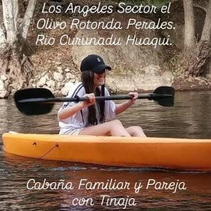 una donna seduta in un kayak in acqua di Centro Turístico Mayu Wasi a Los Angeles