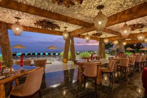 ein Restaurant mit Tischen und Stühlen und Blick auf das Meer in der Unterkunft Dream Cliff Mountain Resort in Haputale