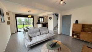 un salon avec un canapé et une table dans l'établissement Maison Amalia, à Sainte-Suzanne