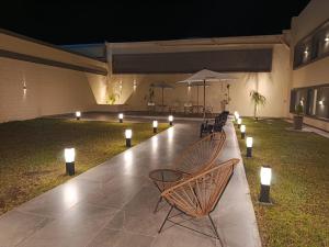 un gruppo di sedie seduti su un patio di notte di Achalay Colonia Dora Hotel Boutique a Colonia Dora