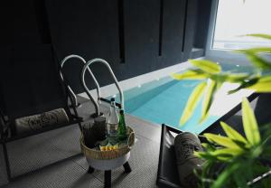 Una sala de estar con piscina y una mesa con una cesta. en KRUNA 406 Apartment, en Budva
