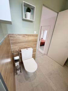 A bathroom at Chambre climatisée et salle de bain privatives, parking