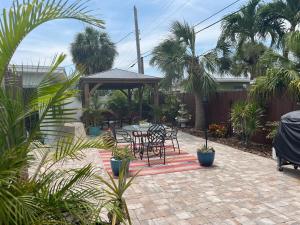Zahrada ubytování Pet Friendly Space Coast Oasis - Walk to beach!