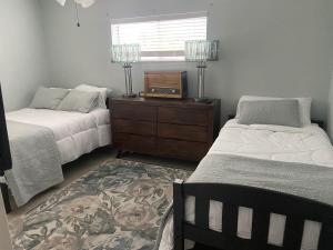 Postel nebo postele na pokoji v ubytování Pet Friendly Space Coast Oasis - Walk to beach!