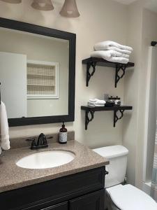 Koupelna v ubytování Pet Friendly Space Coast Oasis - Walk to beach!