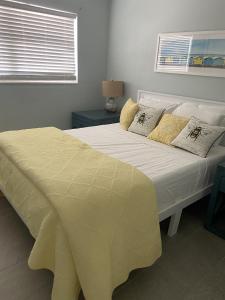 Postel nebo postele na pokoji v ubytování Pet Friendly Space Coast Oasis - Walk to beach!