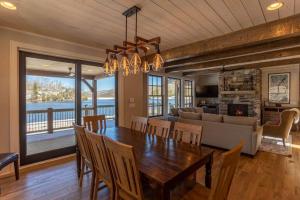 ein Esszimmer mit Tisch und Couch in der Unterkunft Lakeshore Retreat at Sweetgrass in Blowing Rock