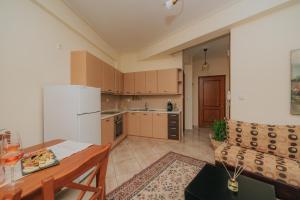 eine Küche und ein Wohnzimmer mit einem Tisch und einer Couch in der Unterkunft Arachova Comfort in Arachova + 7 Fotos