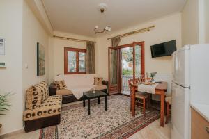 ein Wohnzimmer mit Sofa und Tisch in der Unterkunft Arachova Comfort in Arachova