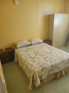 Ένα ή περισσότερα κρεβάτια σε δωμάτιο στο Tim's & Mag's Home Stay