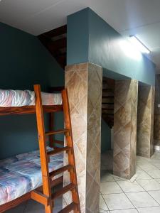 een kamer met twee stapelbedden in een kamer bij Ocean Nook in Gqeberha +8 foto's