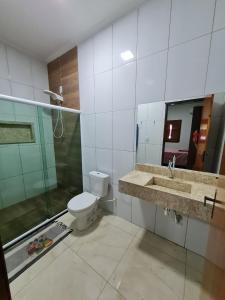 ein Badezimmer mit Toilette, Waschbecken und Dusche in der Unterkunft Aconchego do São Francisco in Canindé de São Francisco
